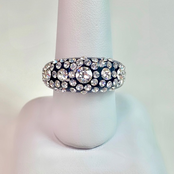 Black acrylic ring embellished with Crystal gemstones, trendy statement ring. - Picture 5 of 13